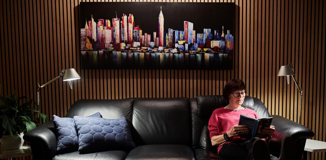 Karin slapper af i sin stue