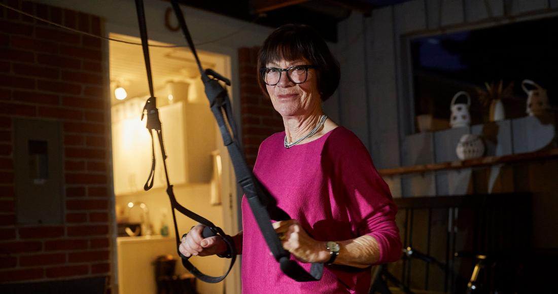 Karin træner i udestuen